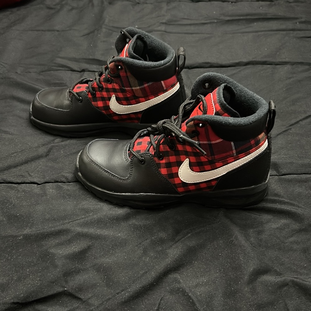 NIKE MANOA SE(PS) 3Y BLACK MULTI COLOR SNEAKERS